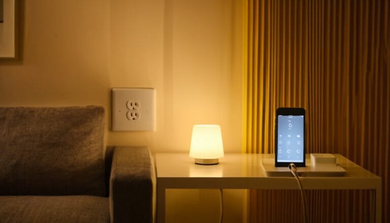 Zigbee Smart Plugs von IKEA und SONOFF in einer Steckdose im Wohnzimmer